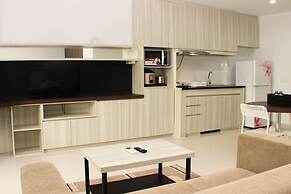 Cozy Studio At Azalea Suites Apartment