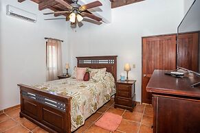 Gecko Getaway 2 Bedroom Condo by RedAwning