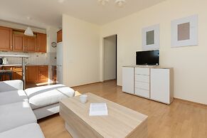 Belgradzka Apartment Warsaw by Renters
