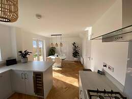 Beautiful 4 Bedroom 3 Beds House in Glasgow