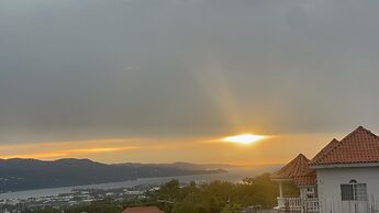 Skyline Suites, Breathtaking Mountains & City View 1 Bedroom Apts by R