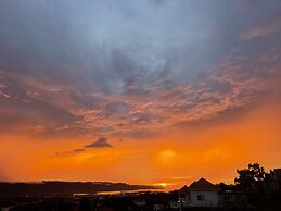 Skyline Suites, Breathtaking Mountains & City View 1 Bedroom Apts by R