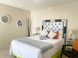 Skyline Suites, Breathtaking Mountains & City View 1 Bedroom Apts by R