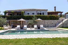 Stunning 8-bed Villa in Marmaro With Amazing View