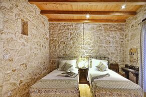 Stunning 8-bed Villa in Marmaro With Amazing View