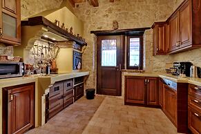 Stunning 8-bed Villa in Marmaro With Amazing View