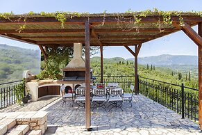 Stunning 8-bed Villa in Marmaro With Amazing View