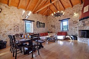 Stunning 8-bed Villa in Marmaro With Amazing View