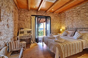 Stunning 8-bed Villa in Marmaro With Amazing View