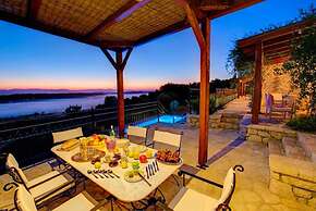 Stunning 8-bed Villa in Marmaro With Amazing View