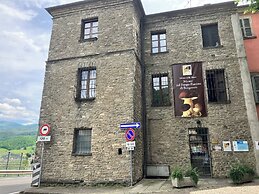 2-bed Borgo val di Taro Apt w/ Private Terrace