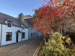 Traditional 3-bed Cottage, Log Burner & Sea Views!