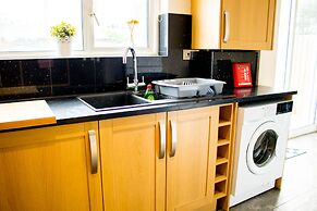 Spacious 5-bed House! Tilbury! Free Parking!