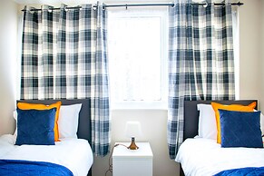 Spacious 5-bed House! Tilbury! Free Parking!