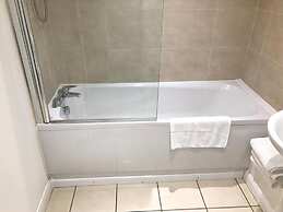4 Bedroom Home Tameside, Grt Manchester Sleeps 7