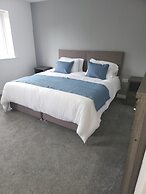 4 Bedroom Home Tameside, Grt Manchester Sleeps 7