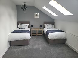 4 Bedroom Home Tameside, Grt Manchester Sleeps 7