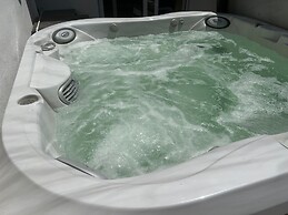 Luxury 4 bedroom villa with jacuzzi