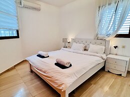 Elegant Apt with Balcony & Sea View by FeelHome