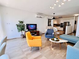 Elegant Apt with Balcony & Sea View by FeelHome