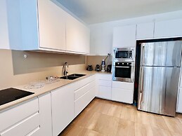 Elegant Apt with Balcony & Sea View by FeelHome