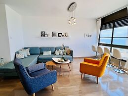 Elegant Apt with Balcony & Sea View by FeelHome