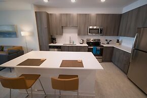 S1bf Rare Find - Bright and Modern 1-br w Free Parking