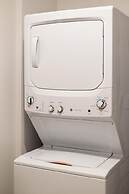 S1bf Rare Find - Bright and Modern 1-br w Free Parking