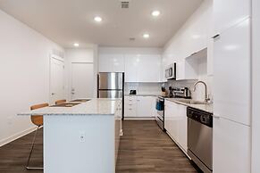 S1bf Rare Find - Bright and Modern 1-br w Free Parking