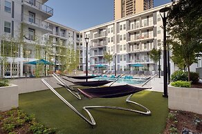 S1bf Rare Find - Bright and Modern 1-br w Free Parking