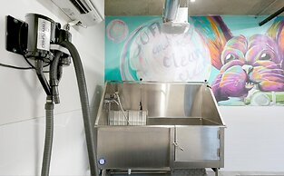 S1bd Serviced 1-br w Full Kitchen in Walkable Neighborhood