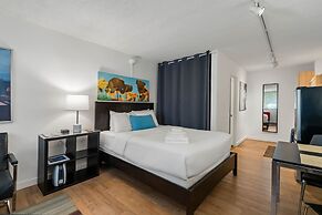 CPG Serviced Studio w Full Kitchen in Quiet Neighborhood