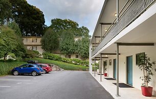 CPG Serviced Studio w Full Kitchen in Quiet Neighborhood