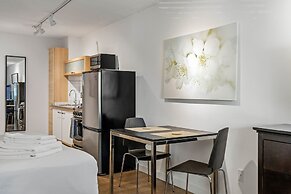 CPG Serviced Studio w Full Kitchen in Quiet Neighborhood