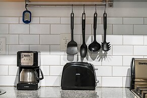 CPG Serviced Studio w Full Kitchen in Quiet Neighborhood