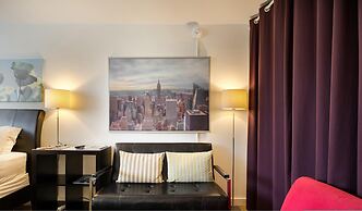 CPG Serviced Studio w Full Kitchen in Quiet Neighborhood