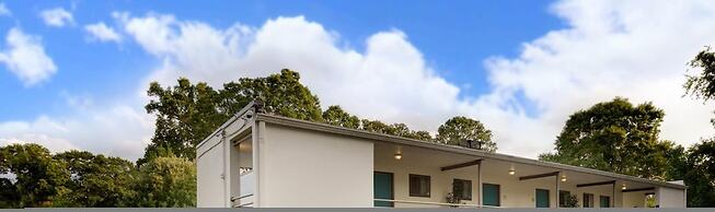 CPG Serviced Studio w Full Kitchen in Quiet Neighborhood