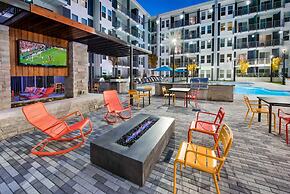 S2bb Bright 2-br Midtown Apartment With Pool and Gym