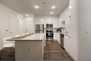 S2bb Bright 2-br Midtown Apartment With Pool and Gym