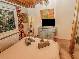 Lakeside Lodge Retreat