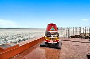 Key West Found by Avantstay Close to Shops w/ Patio & Shared Pool! Wee