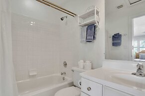 Key West Found by Avantstay Close to Shops w/ Patio & Shared Pool! Wee