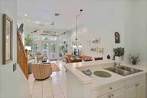 Key West Found by Avantstay Close to Shops w/ Patio & Shared Pool! Wee