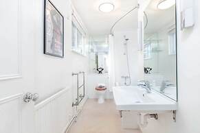 Bright Bayswater Apartment