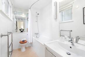 Bright Bayswater Apartment