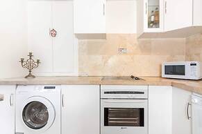 Bright Bayswater Apartment