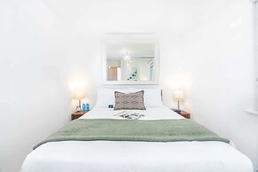 Bright Bayswater Apartment