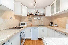 Bright Bayswater Apartment