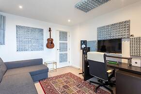 Stunning Brentford Penthouse