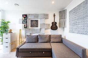 Stunning Brentford Penthouse